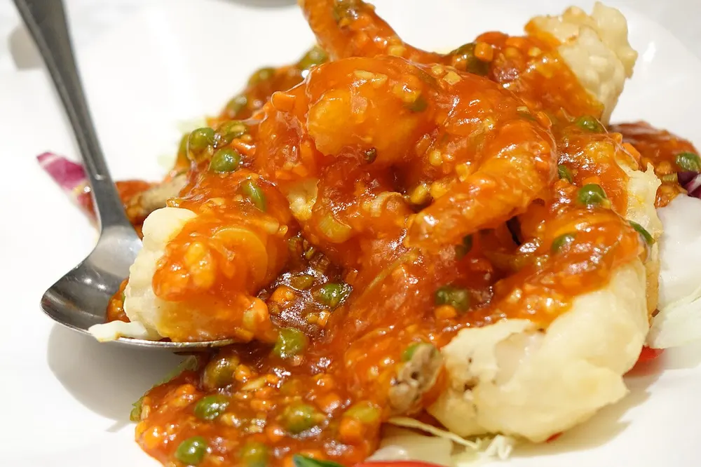 Chilli-saeu — crisp fried prawns in a sweet chilli sauce