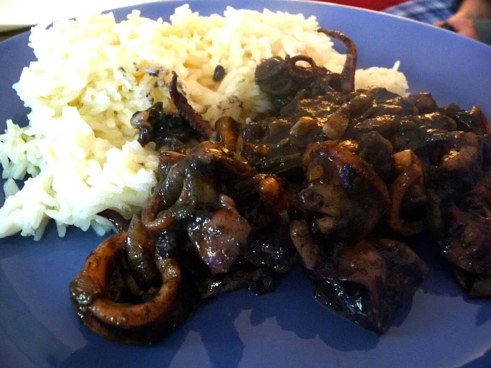 Calamares en su tinta — squid stewed in its own ink, served with rice