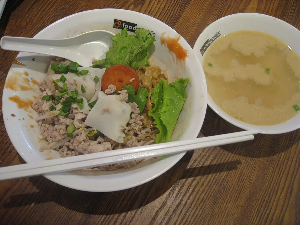 Bak chor mee — Singapore minced-pork noodles with fishcake and vinegar, soup on the side