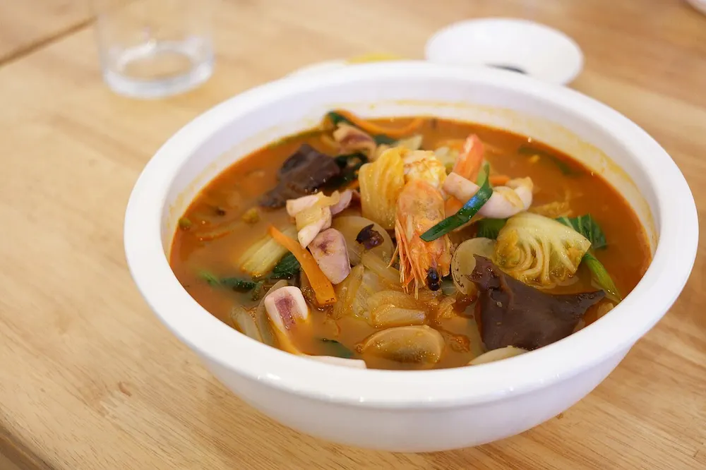 Jjamppong — spicy Korean-Chinese seafood noodle soup