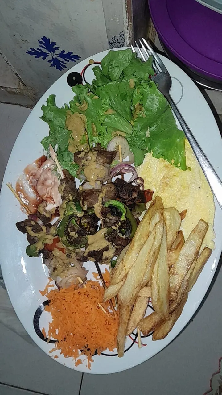 Dibi: Senegalese grilled mutton served with salad, onions and fries
