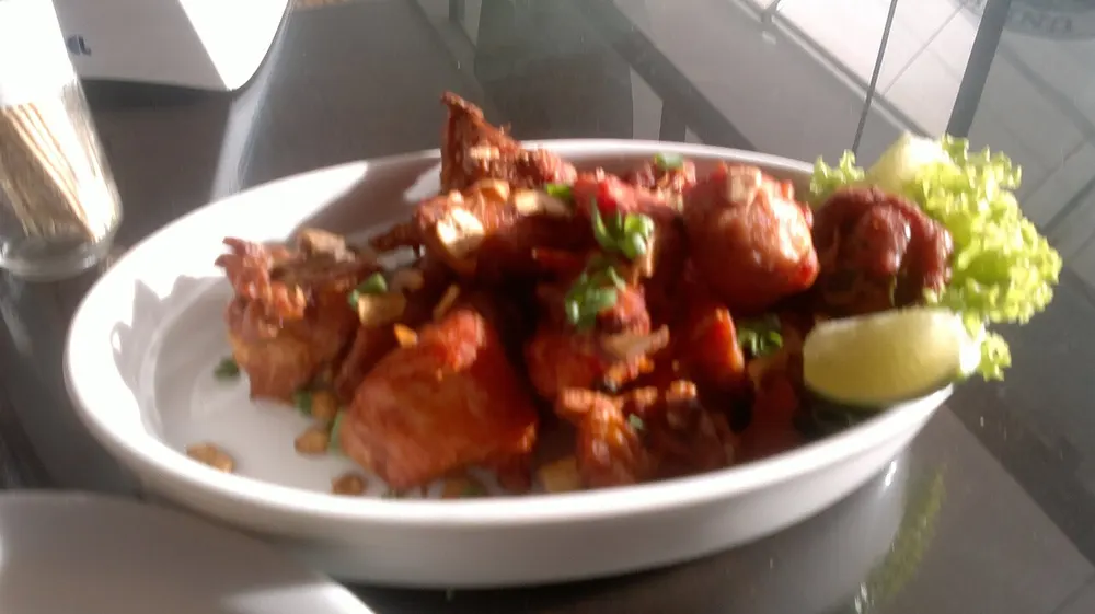 Crisp fried chicken pieces with garlic, scallion and lime