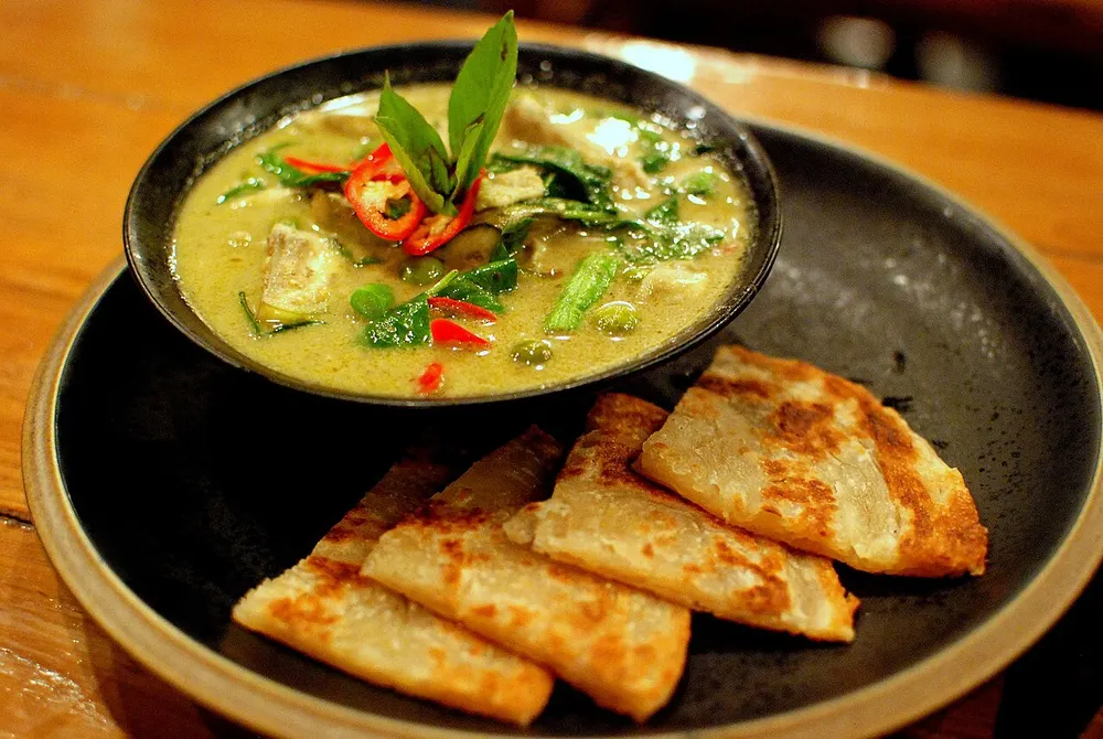 Gaeng khiao wan gai — Thai green chicken curry, served with roti