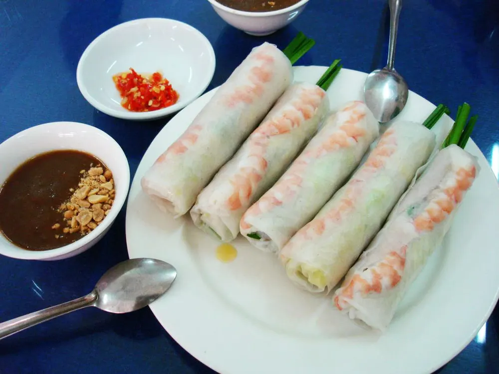 Gỏi cuốn — fresh rice-paper rolls with shrimp, herbs and vermicelli, peanut sauce