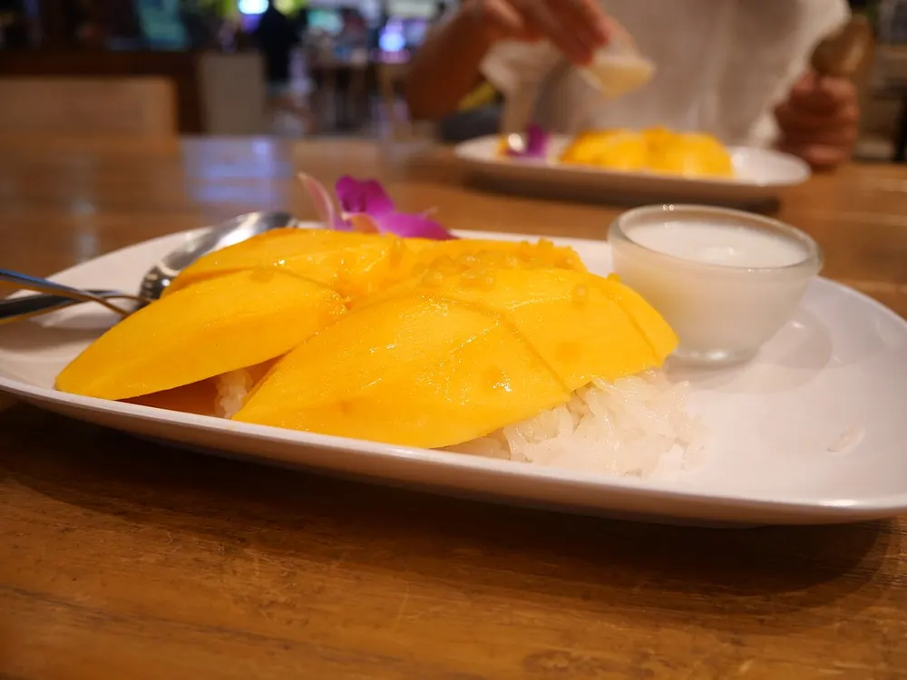 Khao niao mamuang — mango with sweet coconut sticky rice