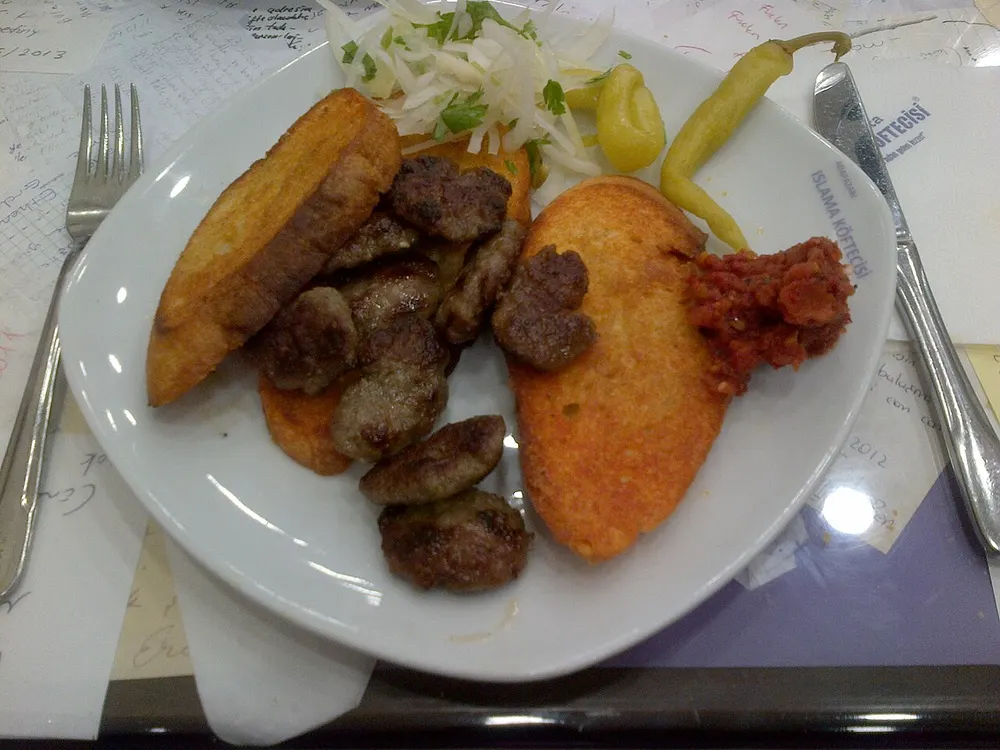 Small grilled Turkish köfte served on fried bread