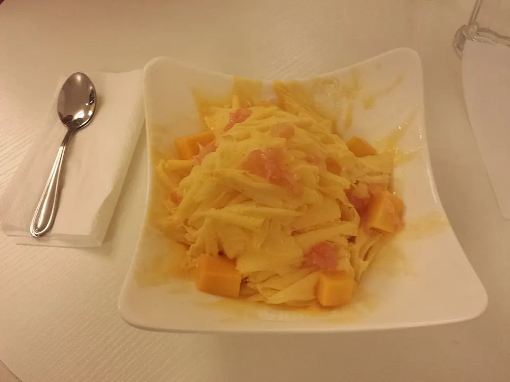 Mango tshuah-ping — shaved ice piled with fresh mango