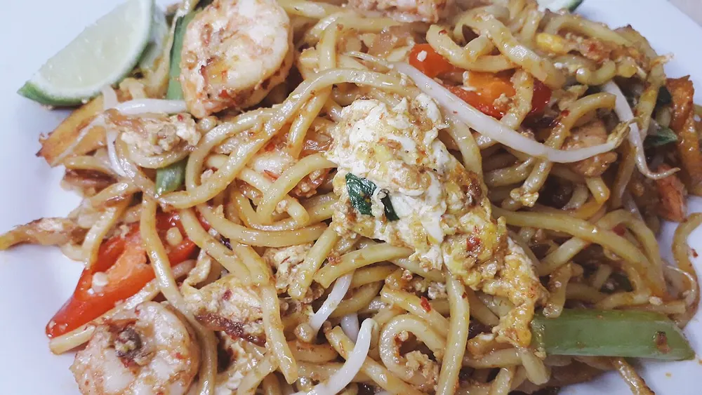 Mee goreng mamak — Indian-Muslim style fried yellow noodles with prawn and egg