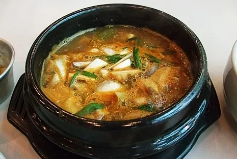 A ttukbaegi of doenjang-jjigae with tofu, zucchini and chili