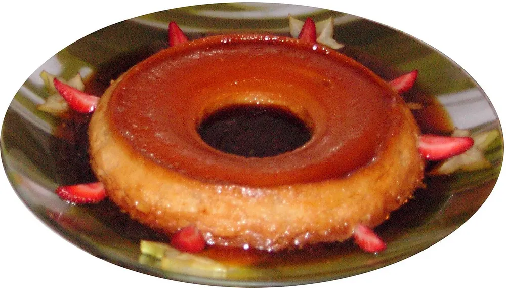 A ring-shaped caramel milk pudding with strawberries