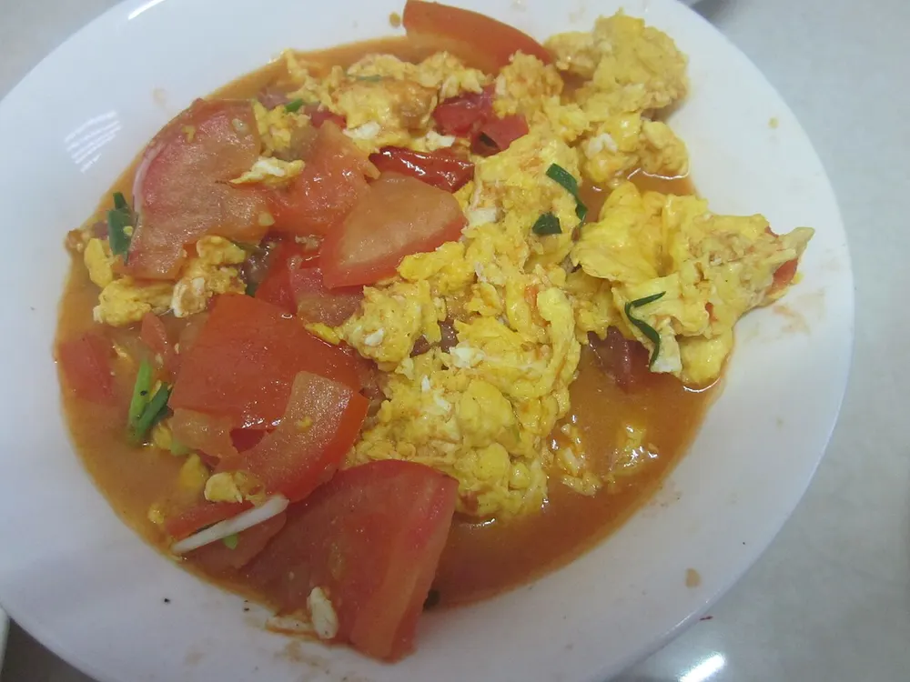 A plate of stir-fried tomato and scrambled egg